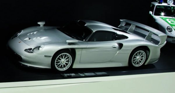 Докато други дизайнерски икони на Porsche съчетават аеродинамика с вечна елегантност, то 911 GT1 Stra&szlig;enversion е различен. Колата е създадена за &bdquo;Льо Ман&ldquo;, а шосейната версия има минимални промени в сравнение с готовия а състезания аналог.

Малцината журналисти, които са карали звяра, съобщават, че това е предизвикателство за шофиране - почти нулева видимост, големи въздушни течения и физически тежка трансмисия. Това обаче е факт при всеки специален GT1  модел.

Плоският шестцилиндров двигател на 911 GT1 е монтиран в средата, а не отзад. С 600 конски сили в наличност, той също е значително по-мощен от почти всяка друга кола, която също носи гордо 911. Неговата визуална &bdquo;какофония от компоненти&ldquo; го правят далеч от красивите си събратя в традиционния смисъл. Но пък грабва определено вниманието.